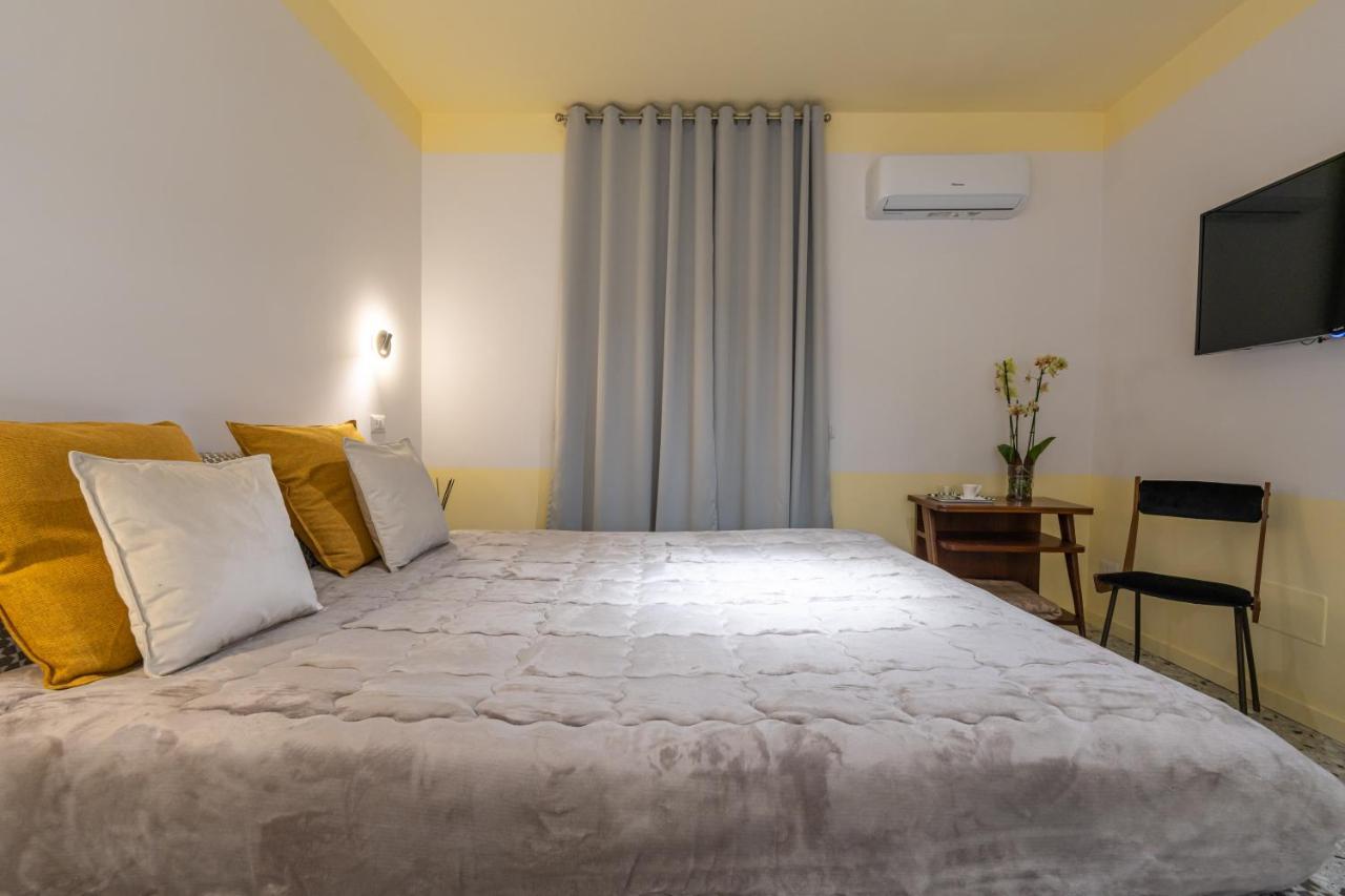 Teatro Toledo 272 Bed & Breakfast Napoli Exterior foto